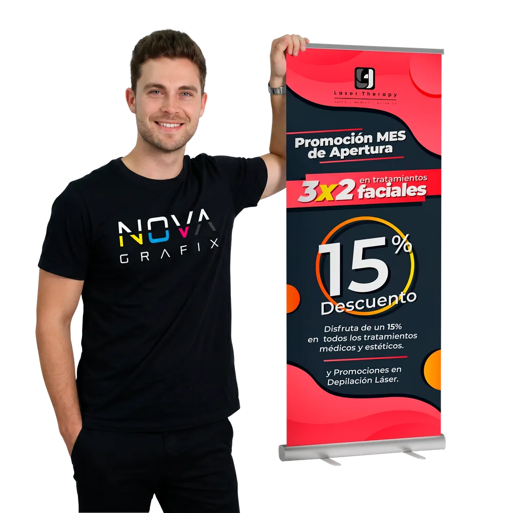 Cliente de NovaGrafix junto a un roll up impreso